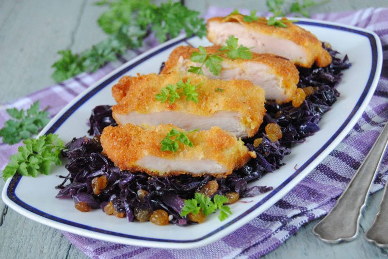 Kapusta czerwona z rodzynkami i filetem Kapusta czerwona z rodzynkami i filetem