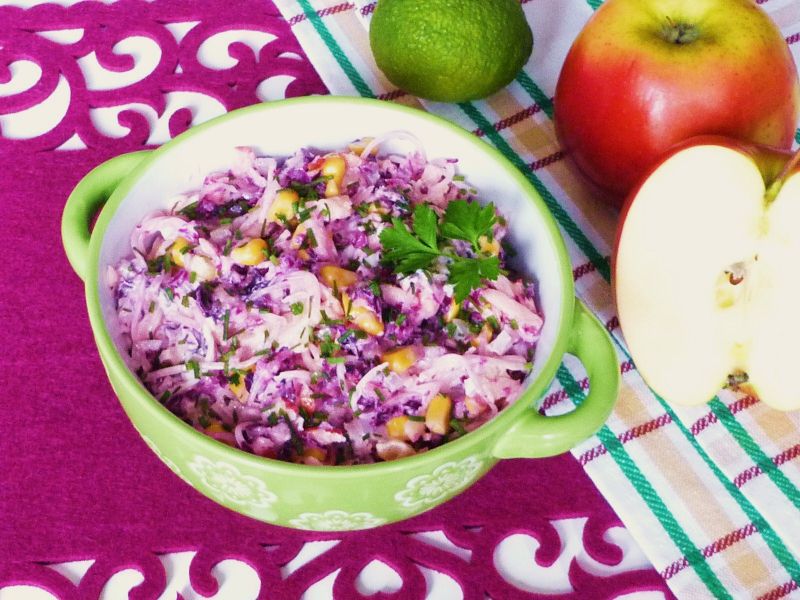 Kapusta czerwona z selerem i jabłkami