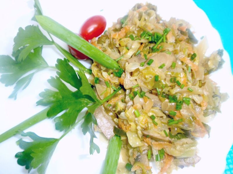 Kapusta duszona na masle z pieczarkami Kapusta duszona na masle z pieczarkami