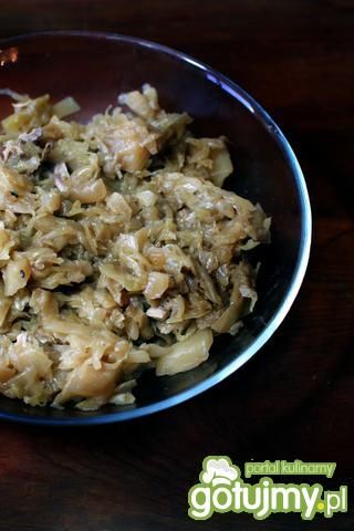 Kapusta gotowana z kurczakiem i ziołami