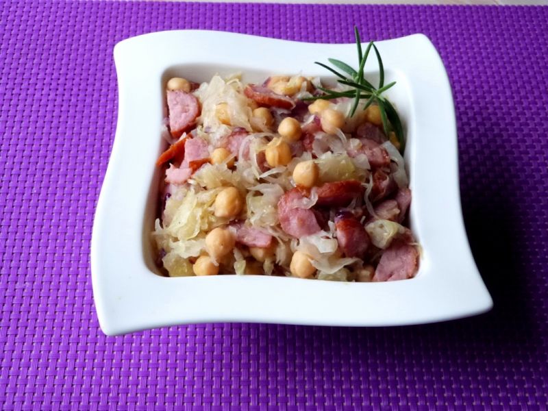 Kapusta kiszona z ciecierzycą