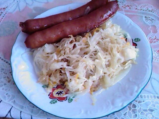 Kapusta kiszona z kiełbaskami drobiowymi Kapusta kiszona z kiełbaskami drobiowymi