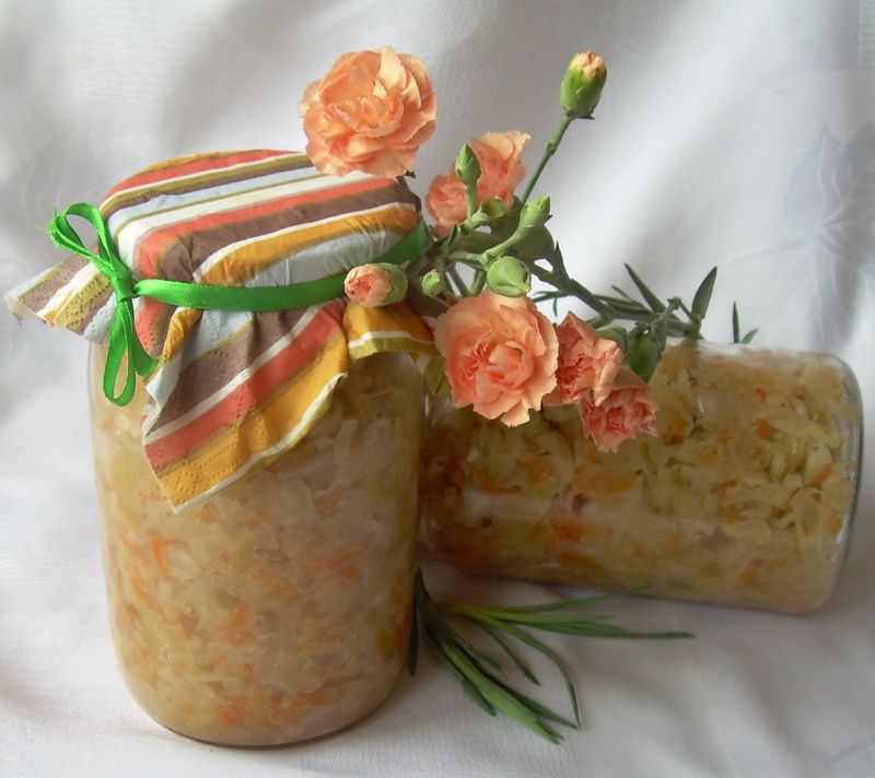 Kapusta kiszona z marchewką i jabłkiem.