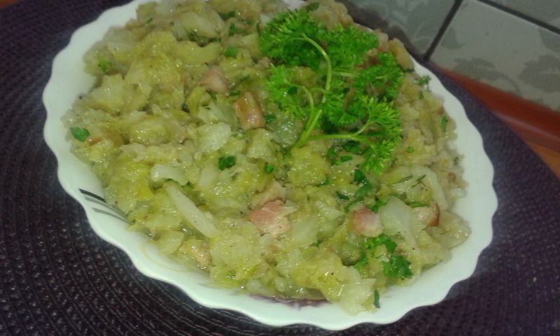 Kapusta młoda biała zasmażana z boczkiem