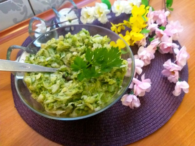 Kapusta młoda zasmażana z dodatkiem koperku