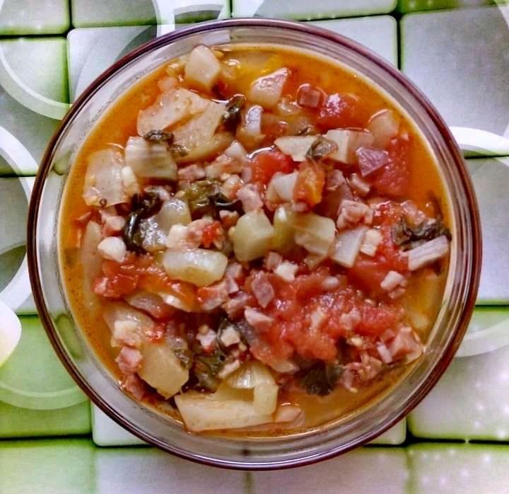 Kapusta pak choi z boczkiem w sosie pomidorowym