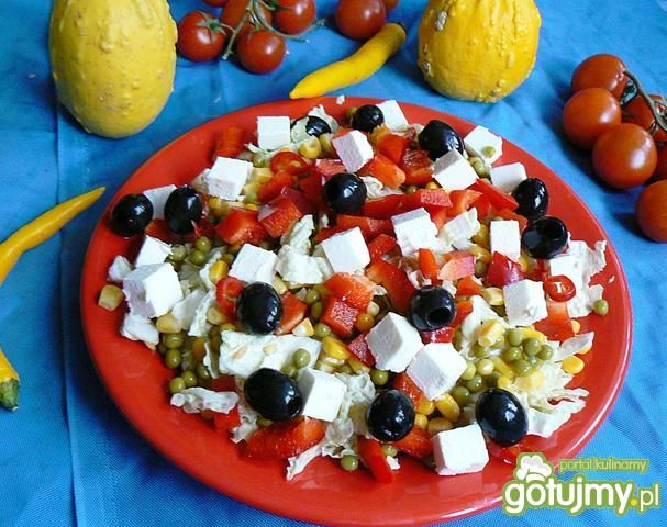 Kapusta pekińska w sałatce z papryką  Kapusta pekińska w sałatce z papryką