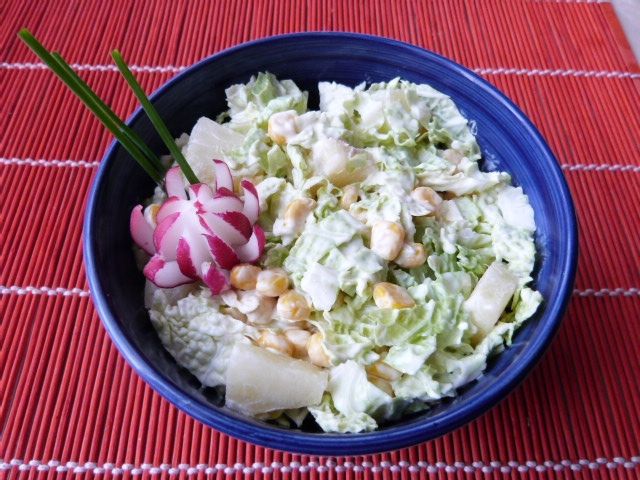 Kapusta pekińska z ananasem i kukurydzą Kapusta pekińska z ananasem i kukurydzą