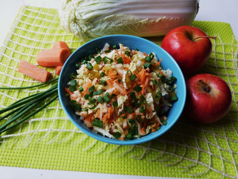 Kapusta pekińska z jabłkiem i marchewką
