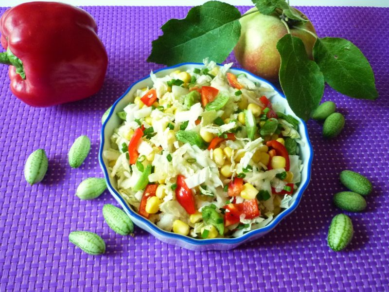 Kapusta pekińska z jabłkiem i ogórkami