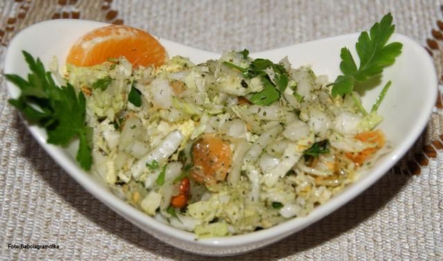 Kapusta pekińska z mandarynką i sosem 