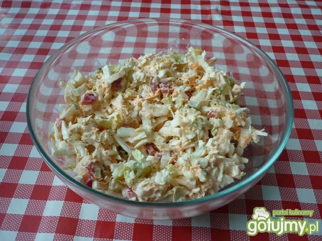 Kapusta pekińska z papryką i marchewką.