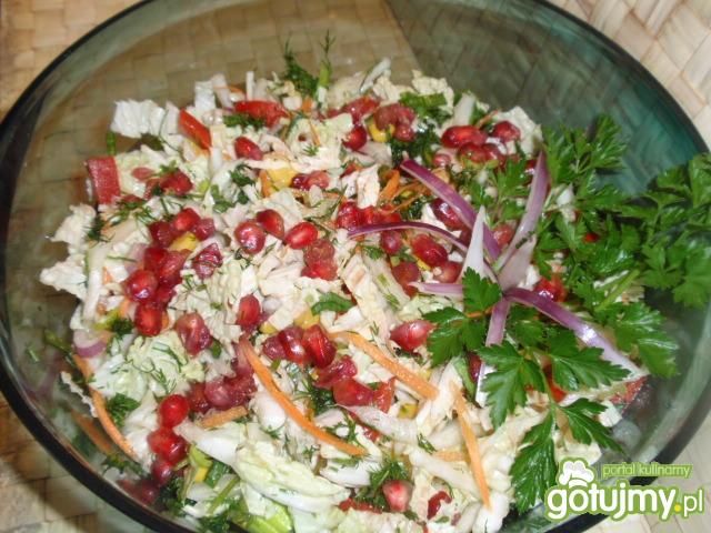 Kapusta pekinska z pestkami  granatu Kapusta pekinska z pestkami  granatu