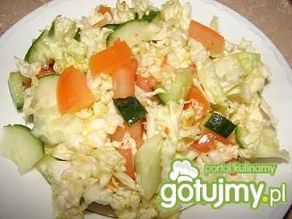 Kapusta pekińska z pomidorem i ogórkiem.