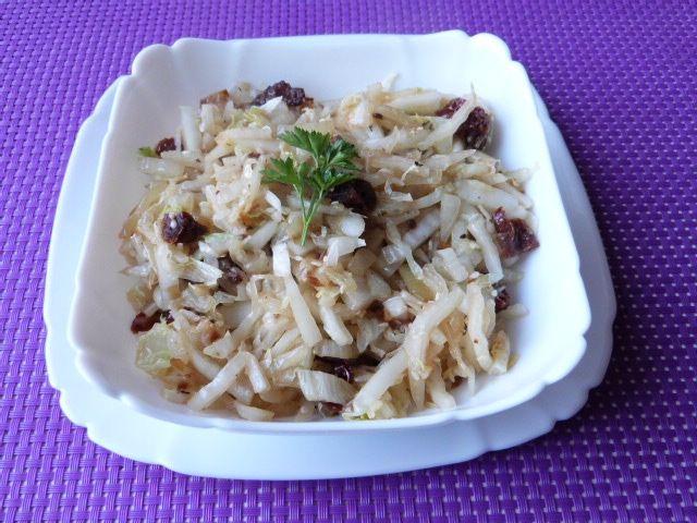 Kapusta pekińska z suszonymi pomidorami i sezamem