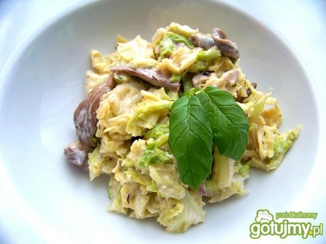 Kapusta włoska z grzybami i rodzynkami