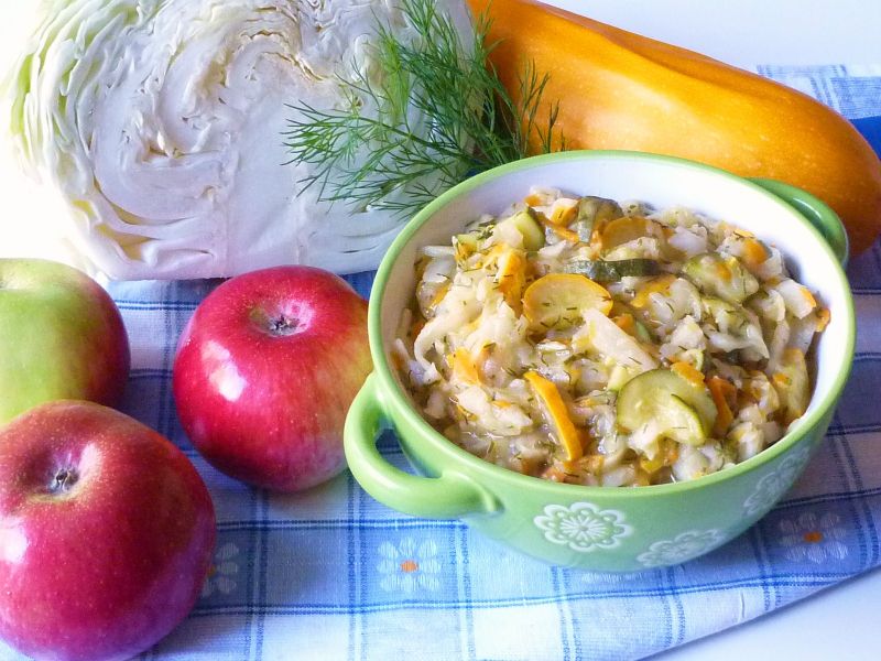 Kapusta z cukinią, jabłkiem i koperkiem