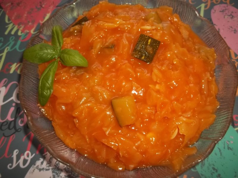 Kapusta z cukinią w sosie pomidorowym Kapusta z cukinią w sosie pomidorowym