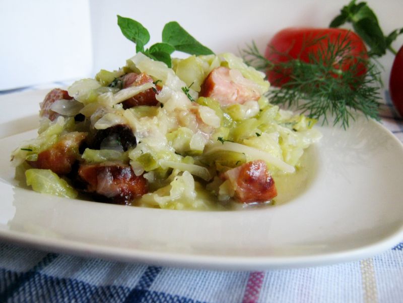Kapusta z grillowaną kiełbasą