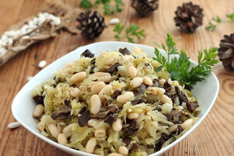 Kapusta z grzybami i fasolą