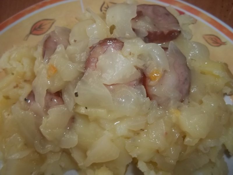 Kapusta z kiełbasą w białym sosie  Kapusta z kiełbasą w białym sosie