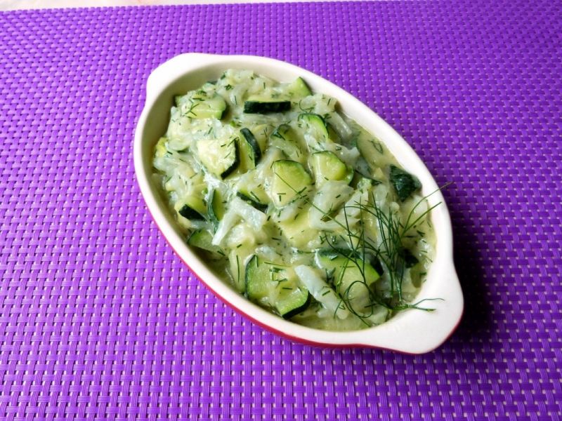 Kapusta z koperkiem i cukinią