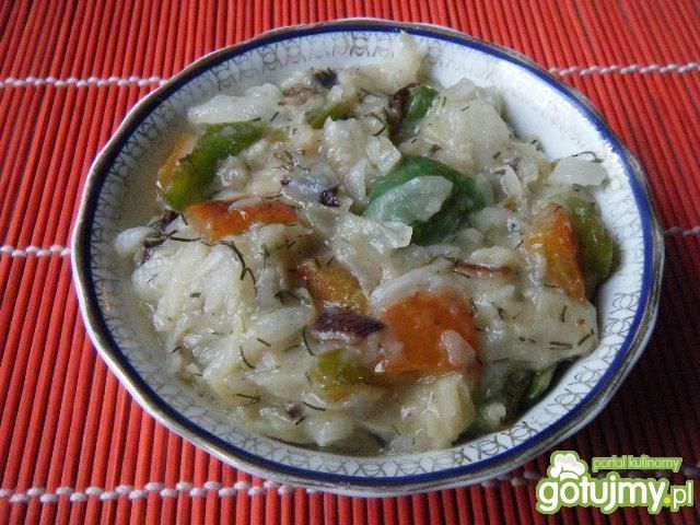 Kapusta z koperkiem, papryką i cebulą