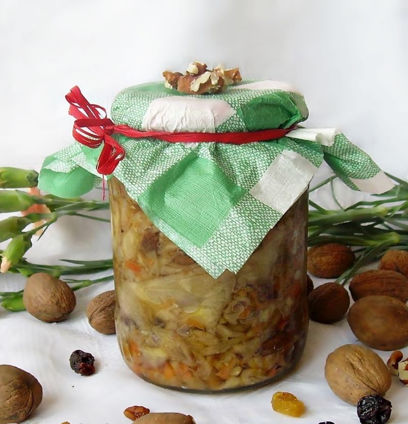 Kapusta z rodzynkami i orzechami włoskimi Kapusta z rodzynkami i orzechami włoskimi