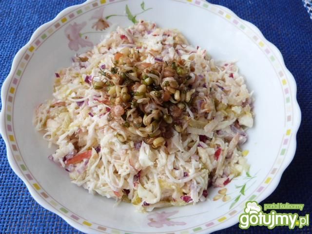 Kapusta z selerem i mieszanką kiełków