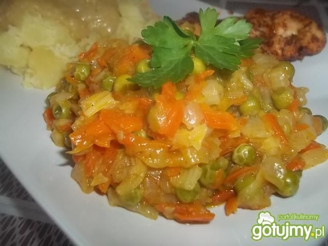 Kapusta zasmażana z marchewką i groszkie