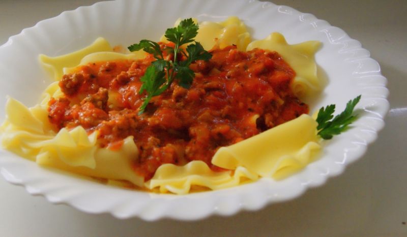 ,,Karbowanka,, z buniowym sosem a'la bolognese