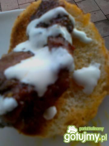 Karczek na grzance z czosnkowym sosem