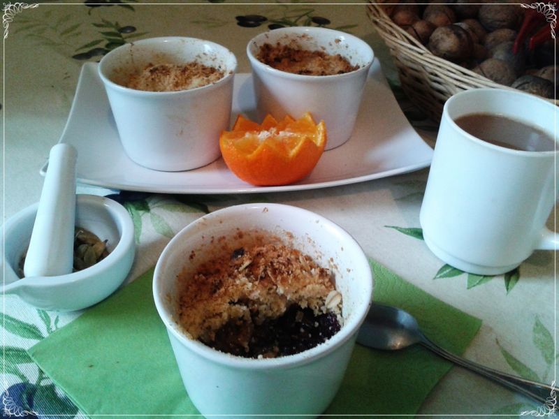 Kardamonowe crumble z owocami i orzechami  Kardamonowe crumble z owocami i orzechami