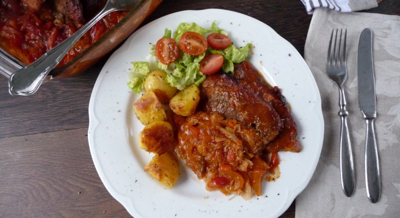 Karkówka duszona pod kapustą