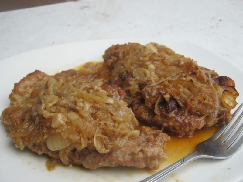 Karkówka duszona w cebuli