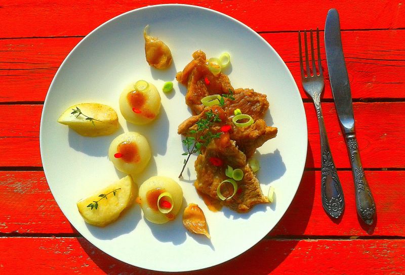 Karkówka duszona w cydrze z jabłkami