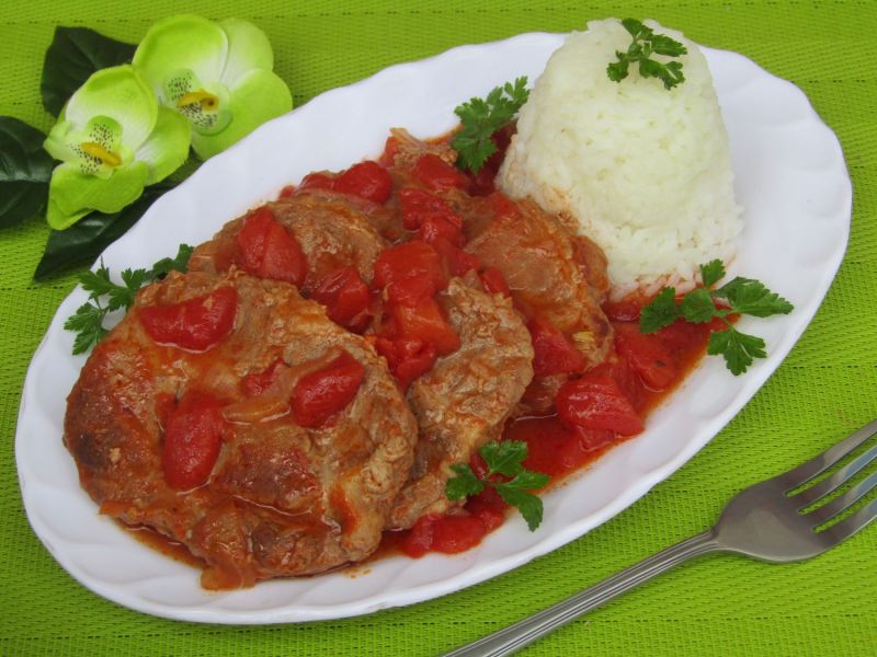 Karkówka duszona w pomidorach