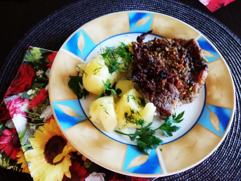 Karkówka duszona w prażonej cebuli i winie Karkówka duszona w prażonej cebuli i winie