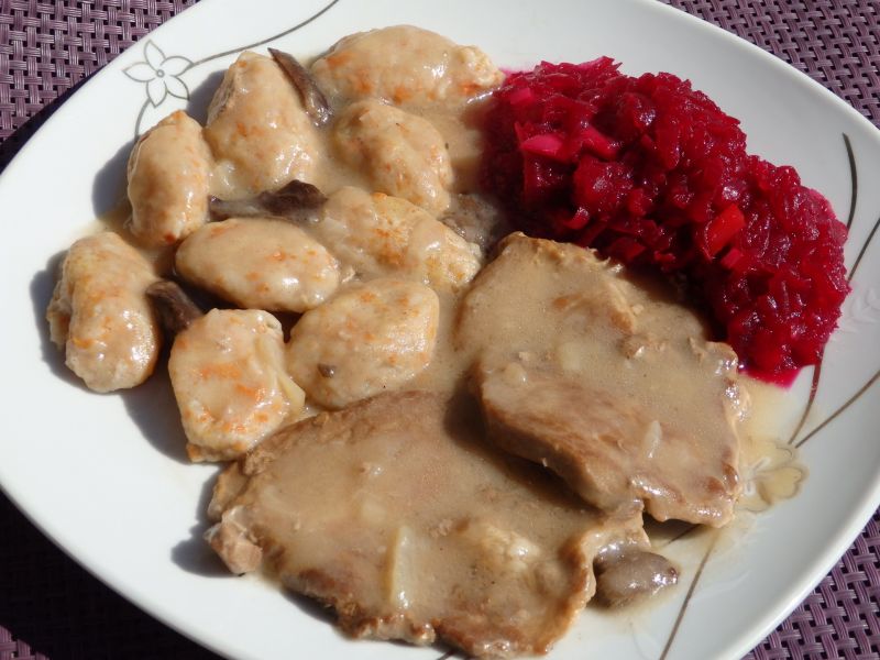 Karkówka duszona w sosie grzybowym