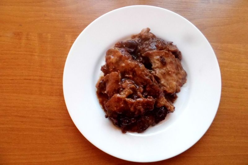 Karkówka duszona w wiśnach