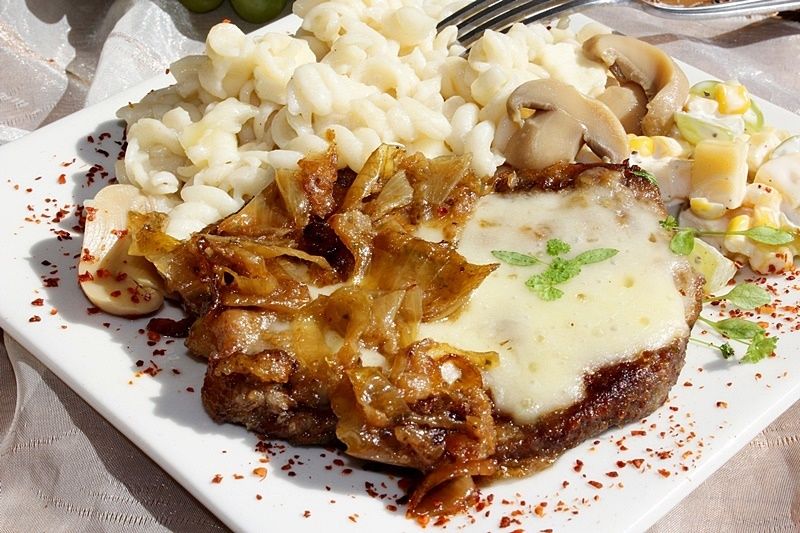 Karkówka duszona z cebulą z serem korycińskim 