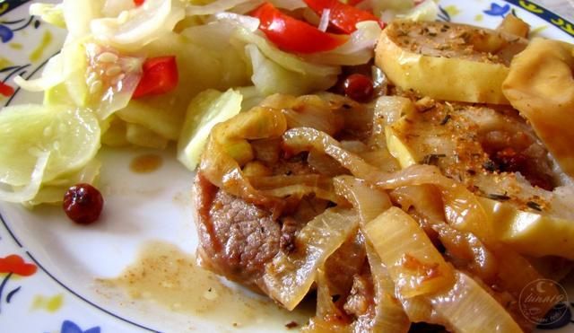 Karkówka duszona z jabłkami i jarzębiną Karkówka duszona z jabłkami i jarzębiną