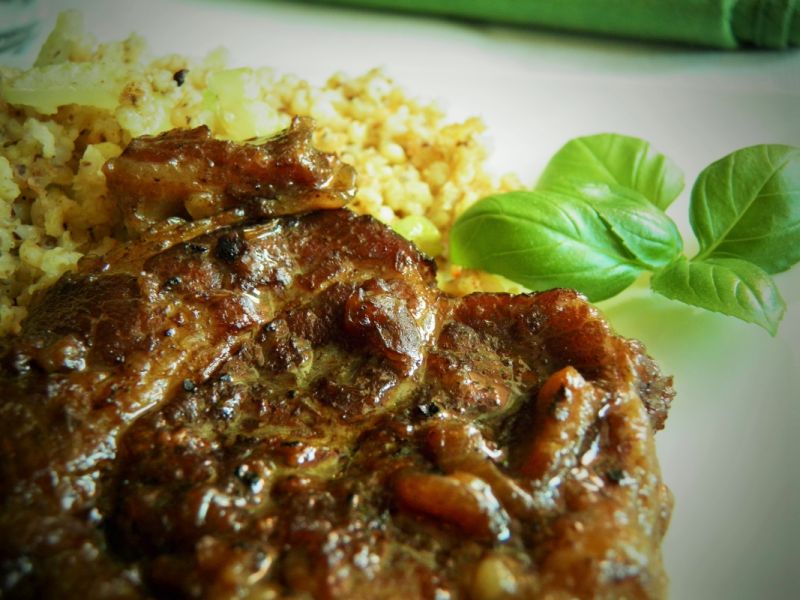 Karkówka duszona z kuminem rzymskim i z grzybami 