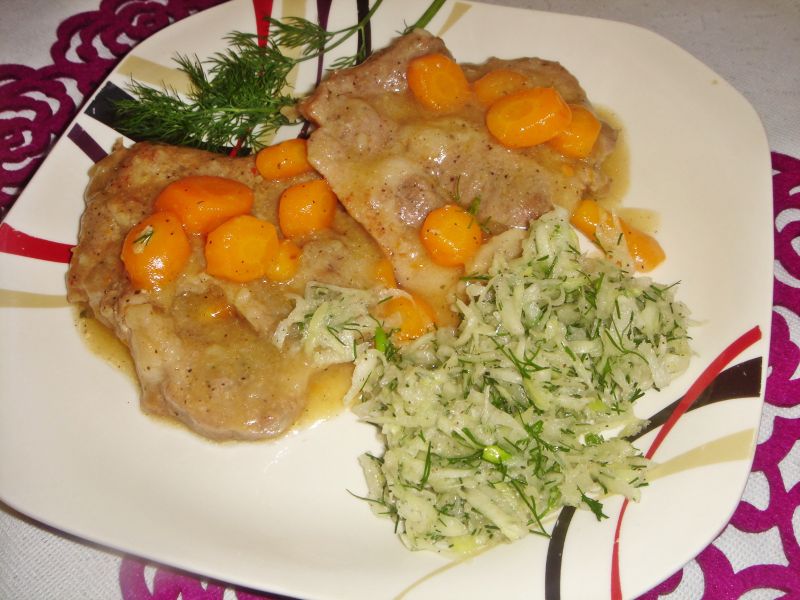 Karkówka duszona z miodem i młodą marchewką