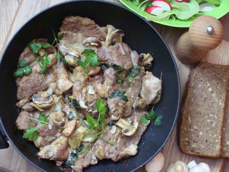 Karkówka duszona z pieczarkami  Karkówka duszona z pieczarkami