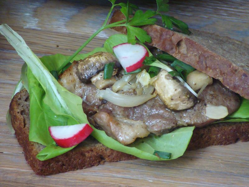 Karkówka duszona z pieczarkami  Karkówka duszona z pieczarkami