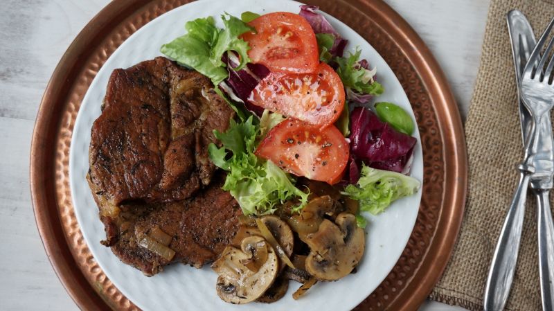 Karkówka duszona z pieczarkami i cebulą  Karkówka duszona z pieczarkami i cebulą