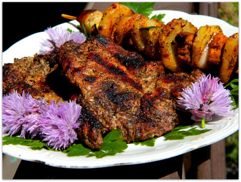 Karkówka jałowcowa z szaszłykami warzywnymi Karkówka jałowcowa z szaszłykami warzywnymi