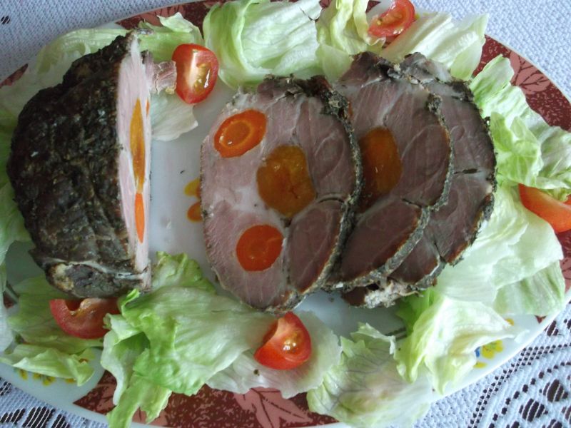 Karkówka nadziewana morelami i marchewką