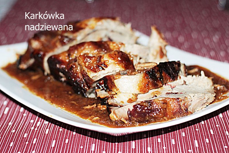 Karkówka nadziewana zapiekana na jabłuszkach